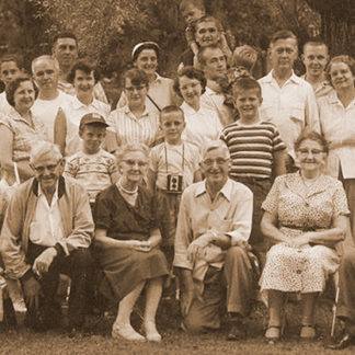 Les recherches généalogiques permettent de réaliser des cousinades en famille, bel exemple avec cette photographie de groupe.